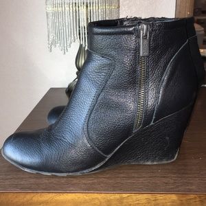 Kenneth Cole Black leather healed ankle boots
